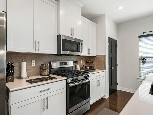 Building Photo - End unit townhome just minutes from uptown!!