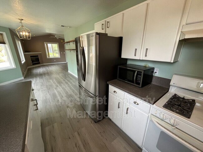 Building Photo - 523 SE 59th Ct