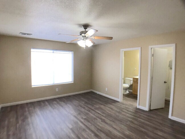 Building Photo - Ventana Ranch 3 bedroom. Newer Flooring! No Carpet. Huge open living space. Great location.