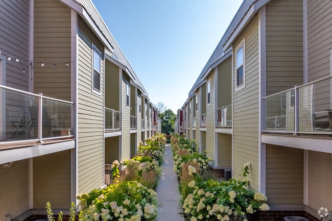 Building Photo - Row House 31