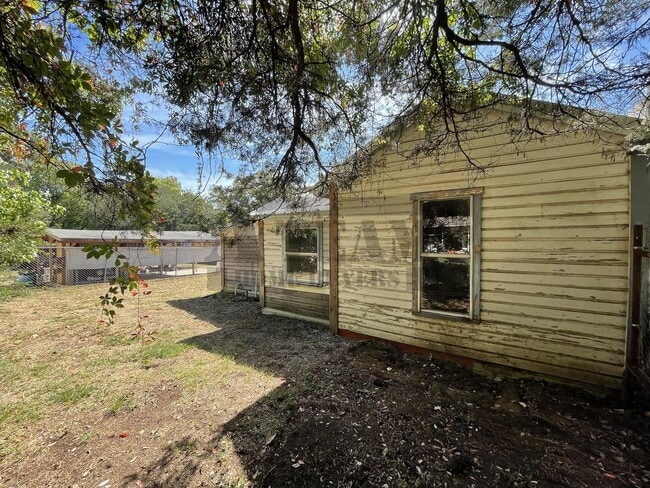 Building Photo - House For Rent