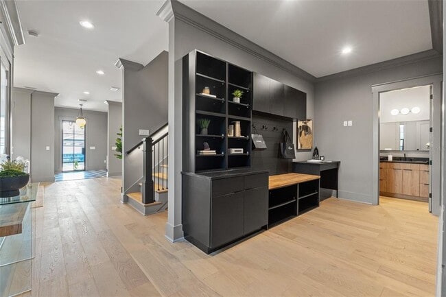 Building Photo - 807 W Park Ave