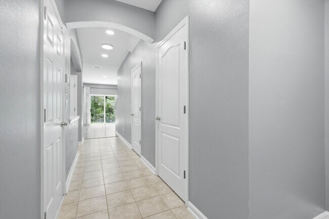 Building Photo - Beautiful TownHome