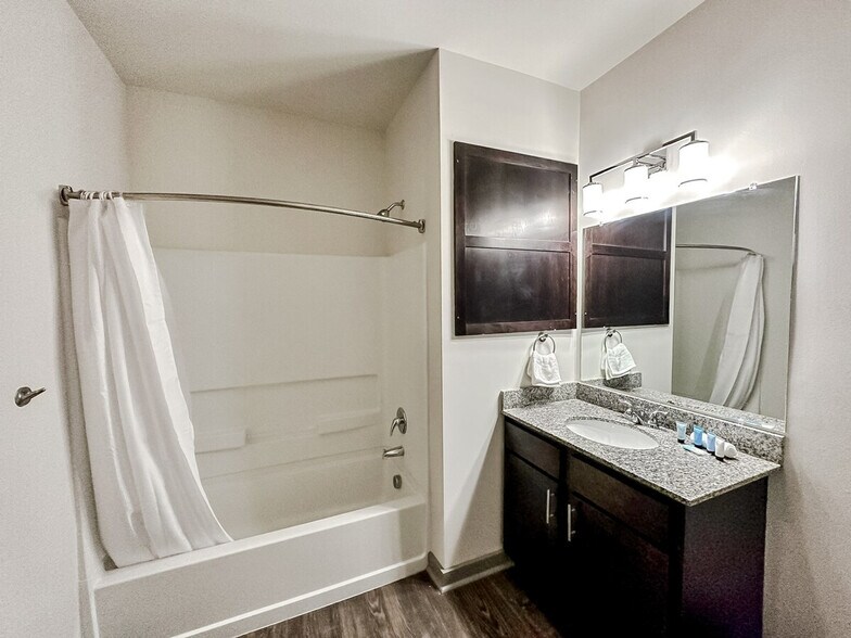 Building Photo - 111 E 4th St