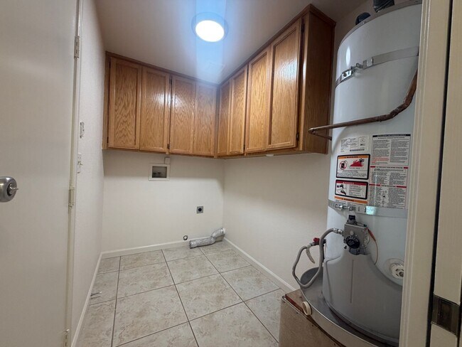 Building Photo - Single story near freeway access and major shopping!