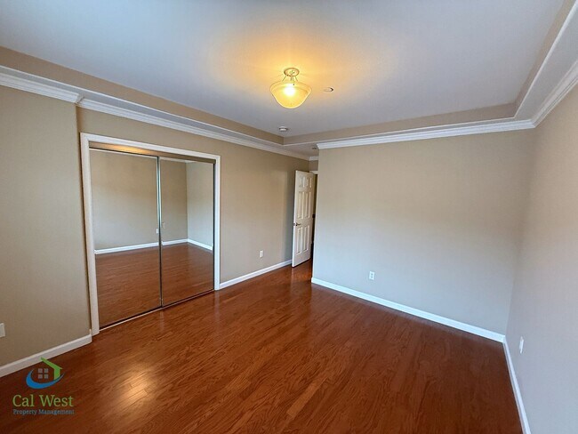 Building Photo - $3195 - Tri-level Town modern townhome in ...