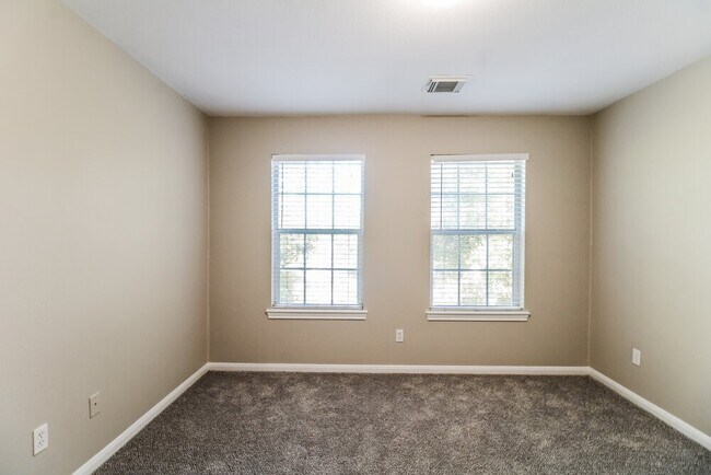 Building Photo - 4935 N Cancun Dr