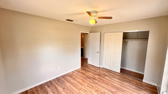 Building Photo - Lovely 2 Bedroom + Bonus Room, 1 Bathroom ...