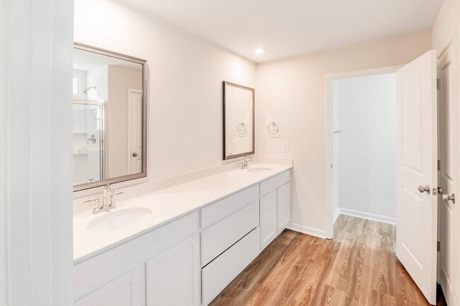 Building Photo - 421 Midland Pnes Dr