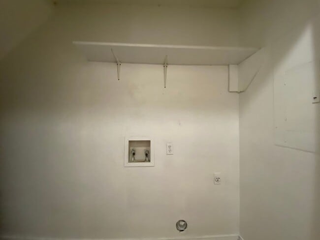 Building Photo - AVAILABLE NOW 2 BED 1.5 BATH TOWNHOME IN K...