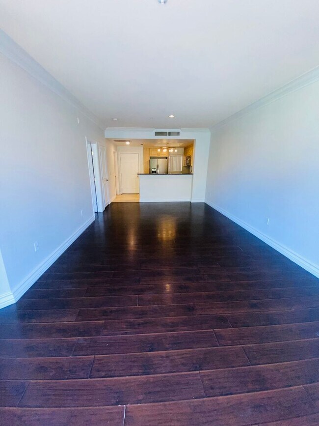 Building Photo - Beautiful, unfurnished luxury condo at the...