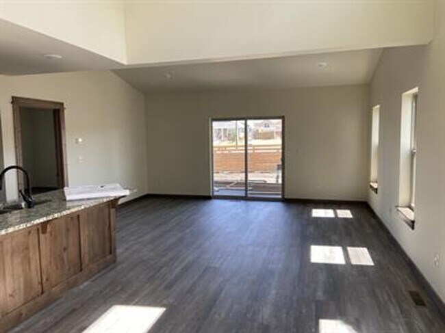 Building Photo - Spacious and Nicely Finished Townhome in Bozeman