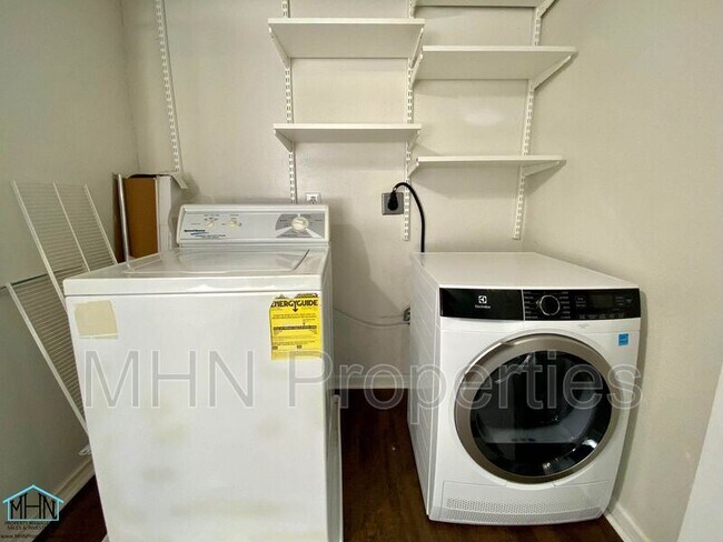 Building Photo - 8038 Broadway St