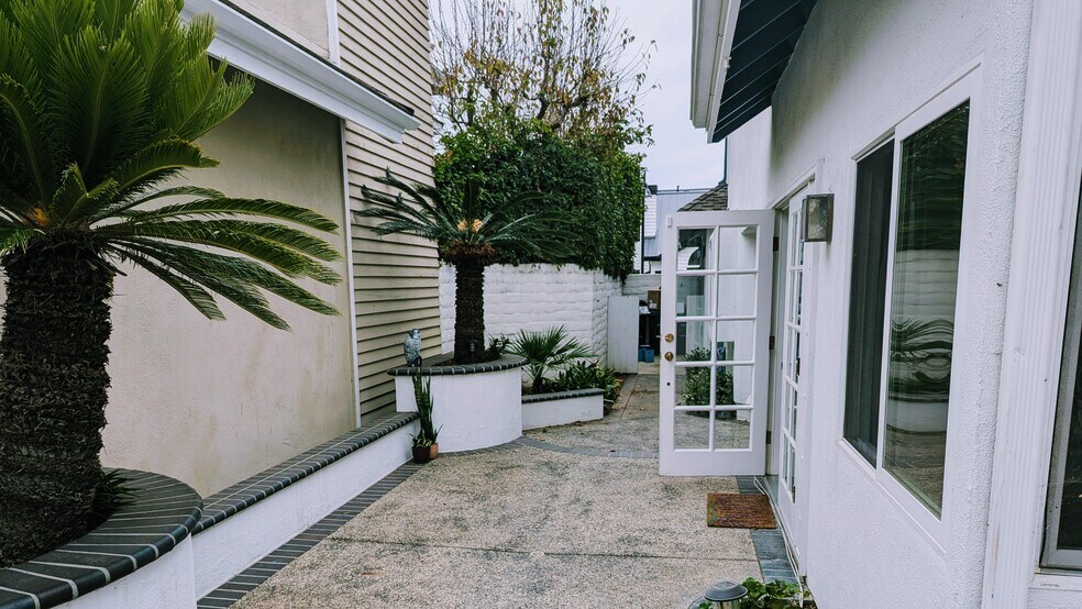 Building Photo - 2730 Point Del Mar