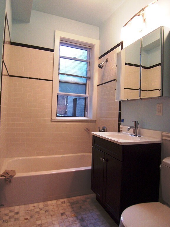 Building Photo - 61 Park Dr