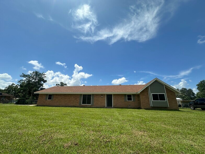 Building Photo - 805 Mead Rd