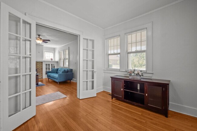Building Photo - Spacious 5-Bed Home with Front Porch, Deck...