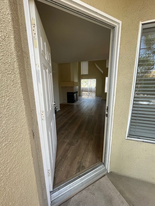 Building Photo - JUST REFURBISHED SPACIOUS DUAL MASTER COND...