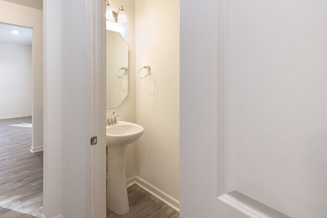 Building Photo - 3 br  Quiet community, paired Home minutes from I-77 and I-40