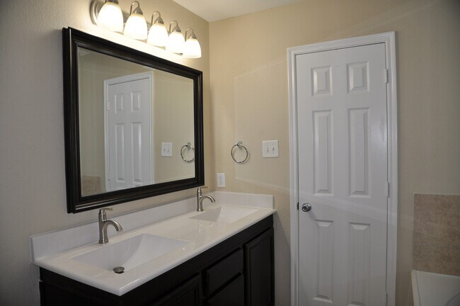 Building Photo - 16025 Summerville Lake Dr