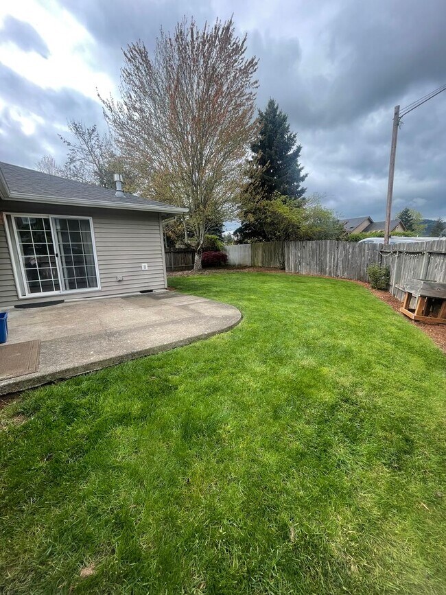 Building Photo - Pet Friendly Charming 3 Bedroom Home with large office!