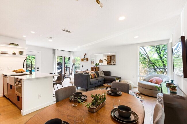 Building Photo - 2906 Westhill Dr