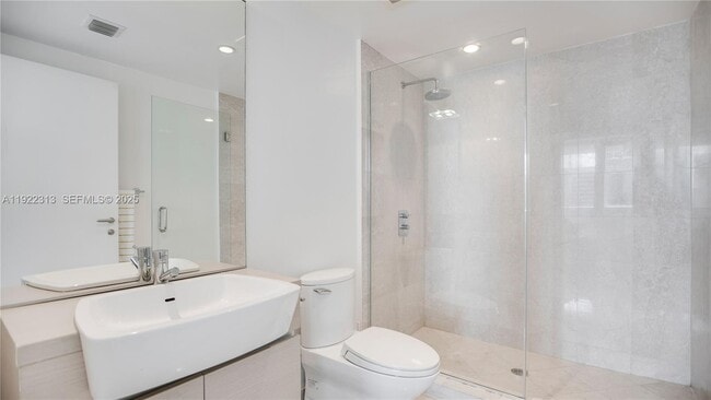 Building Photo - 200 Biscayne Blvd Way