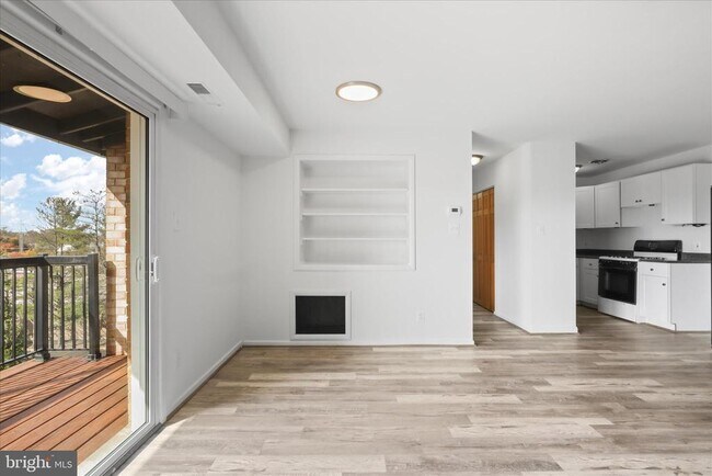 Building Photo - 214 Locust St SE