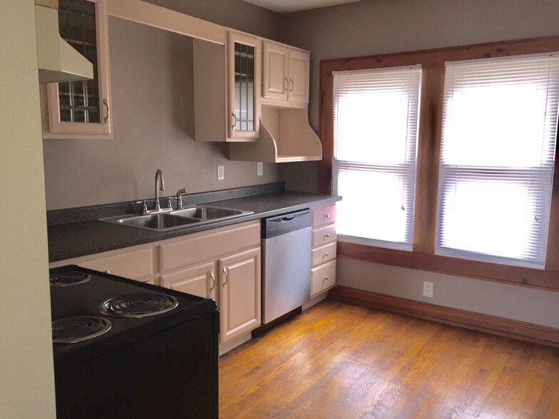 Kitchen - 923 Hillcrest E Dr