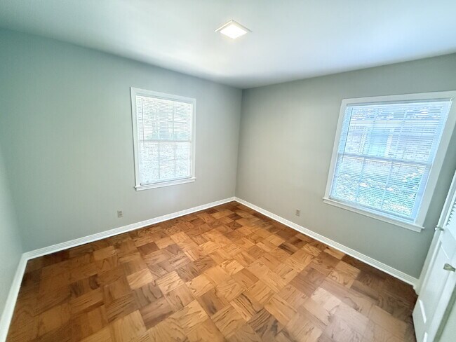 Building Photo - Welcome home to this charming 3-bedroom, 1.5-bathroom brick home featuring a spacious living and ...