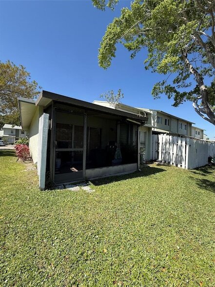 Building Photo - 873 Crystal Lake Dr