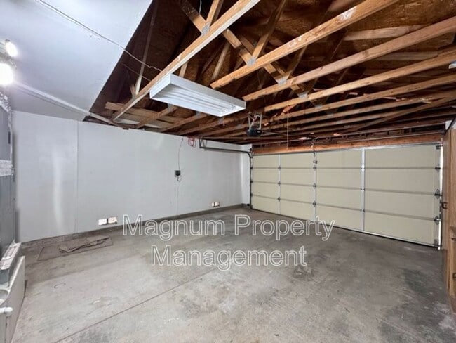 Building Photo - 27806 Hillpointe Dr