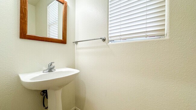 Building Photo - Spacious 3-Bed + Loft & Den | Granite Coun...