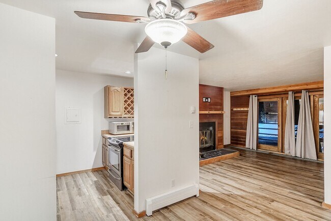 Building Photo - Wilderness One Bedroom Available 7/7!  Close to hiking trails and great amenities.  Amazing SUN!