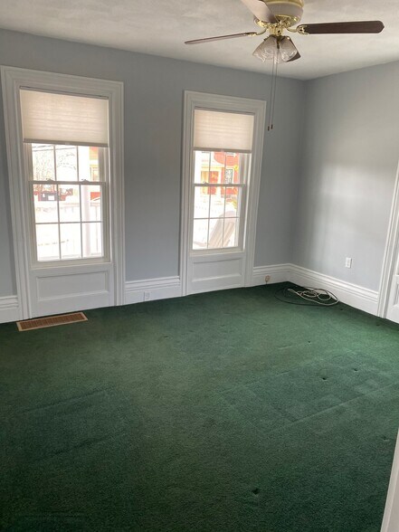 Spacious living room - 26 Ward St