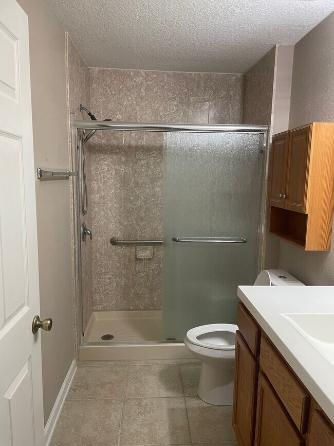 Building Photo - 2/2 Condo In Oakleaf Plantation!