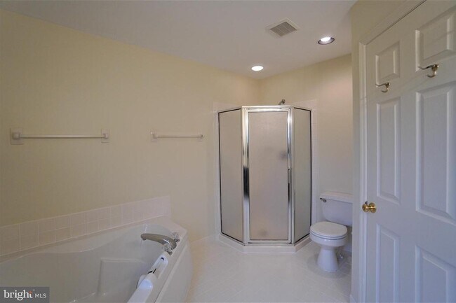 Building Photo - 458 Country Club Dr