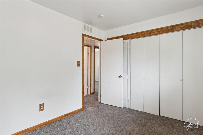 Building Photo - 3 bedroom ranch $1250 - Lease Special