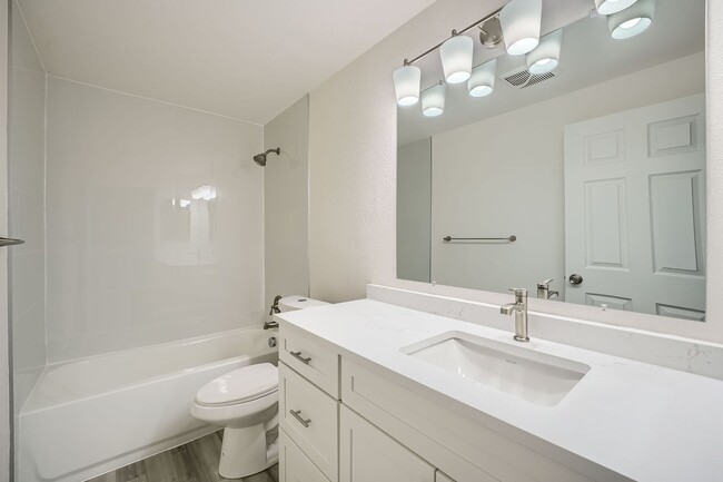 Building Photo - Beautiful 2Bed/1.75Bath in an Exclusive Co...