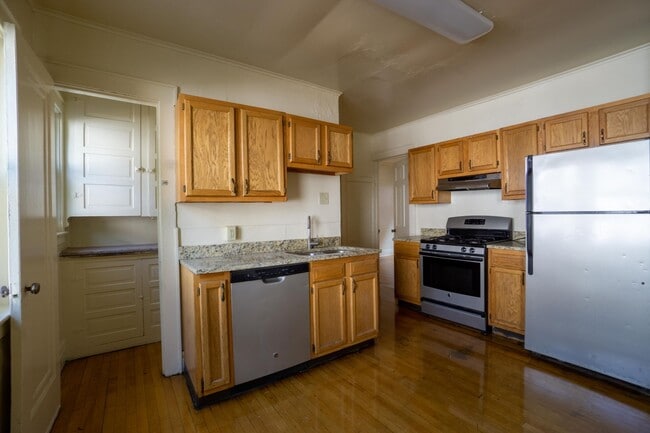 Building Photo - Spacious 3 Bedroom Flat With Off-Street Pa...