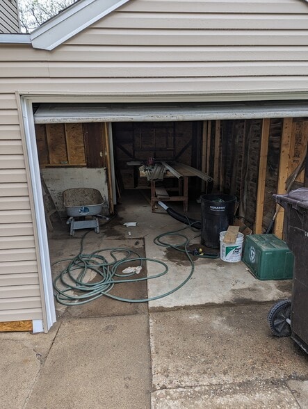garage - 2325 S Clinton St