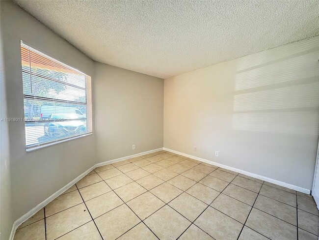 Building Photo - 4022 Lakeside Dr