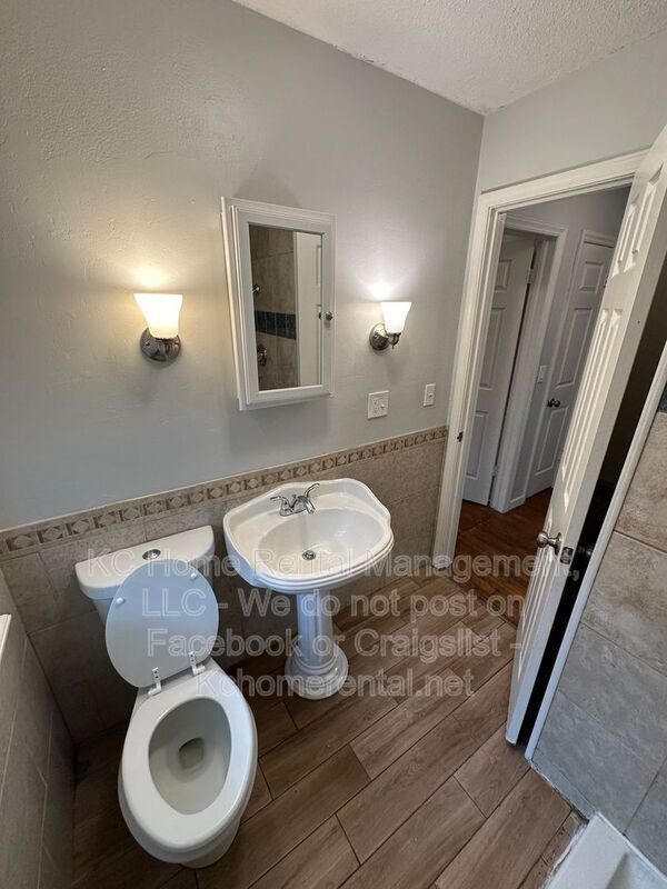 Building Photo - 10700 E 28th Terrace S