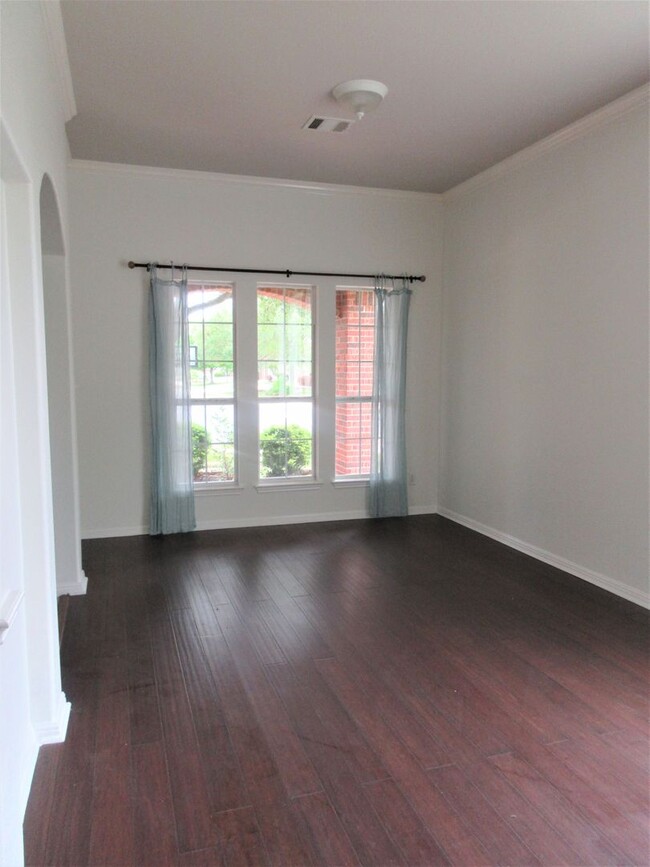 Building Photo - Large 4-bedroom with Office in the Estates...