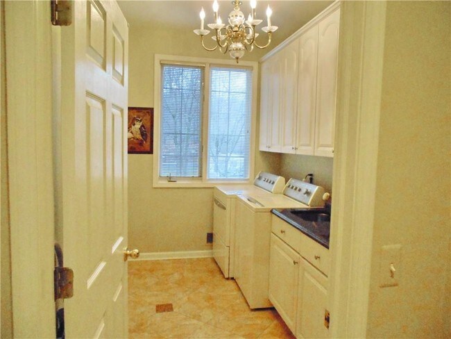 Building Photo - 1530 Scenic Hollow Dr