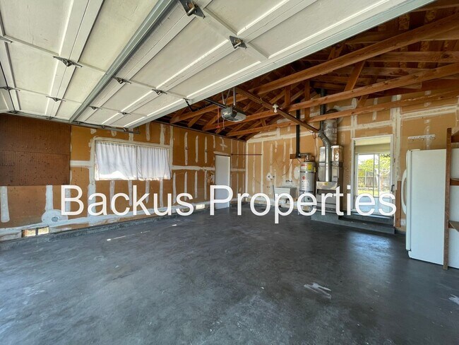 Building Photo - Beautiful four bedroom home in South Salinas