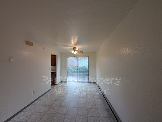 Building Photo - 84 SE Grape Ave