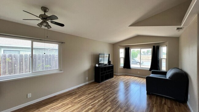 Building Photo - 2170 Cerra Vista Dr