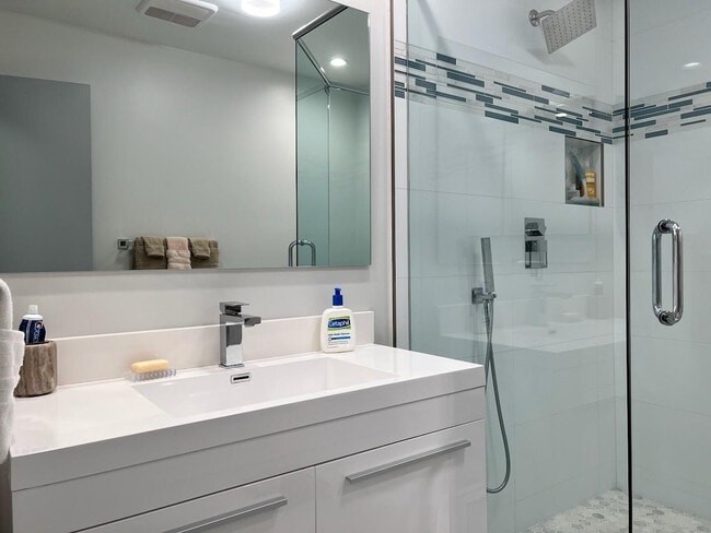 Building Photo - 4021 N Cypress Dr