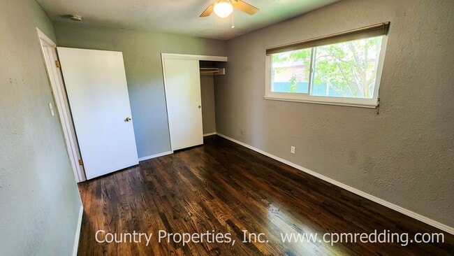 Building Photo - Garden Tract 3-Bedroom House with Hardwood...